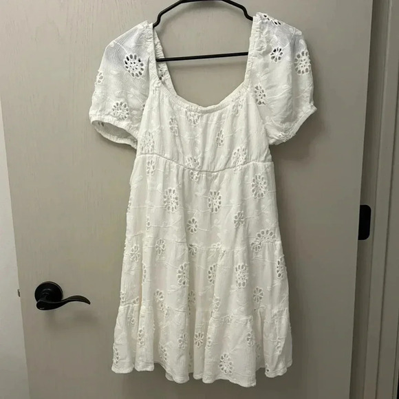 White Rewind Floral Dress Size Medium Beautiful Floral Pattern - Picture 1 of 9